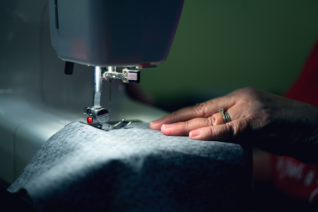 Aranzacja recznie szytego produktu z materialami